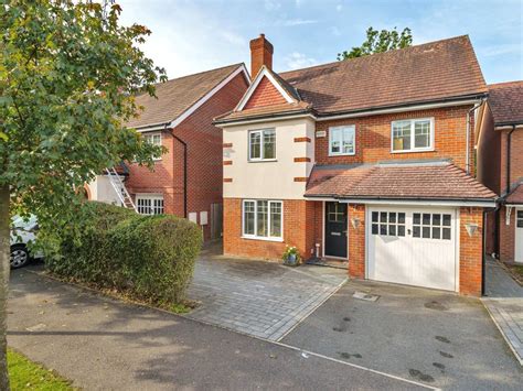 House Prices in Hengest Avenue, Esher KT10 0BP .